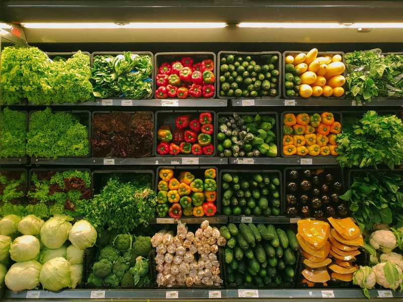 Étal de fruits et légumes colorés de saison